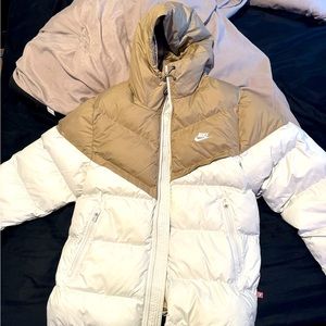 Nike puff jacket size medium. It’s had never been worn I just bought it.